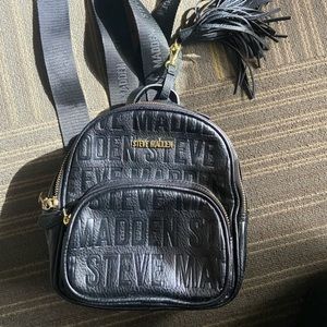 Steve Madden purse with gold accessory